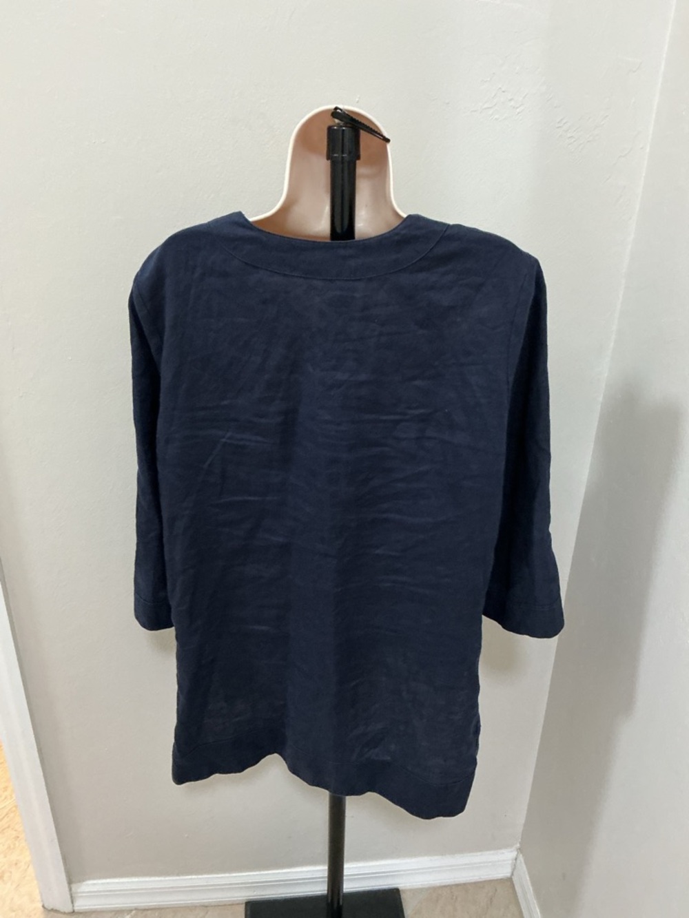 Neiman Marcus linen Navy V-Neck Grommet Tunic Top - Women size large - Picture 3 of 5